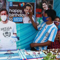 Tarta en honor de Messi en la India por su cumpleaños