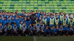 Leyendas del Inter de Milán entregaron becas deportivas a niños en Chile