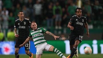 Sporting Lisbon's Portuguese midfielder Nuno Santos (C) vies with Juventus' Colombian defender Juan Cuadrado (R) during the UEFA Europa league quarter final second leg football match between Sporting CP and Juventus at the Jose Alvalade stadium in Lisbon on April 20, 2023. (Photo by CARLOS COSTA / AFP)