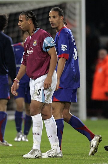 Rio y Anton Ferdinand empezaron en el West Ham pero el tiempo les hizo enfrentarse en la Premier League. En 2005 Rio jugaba en el Manchester United y Anton en el West Ham cuando se enfrentaron por primera vez.