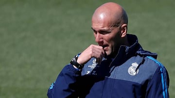 Zidane, pensativo en un entrenamiento.