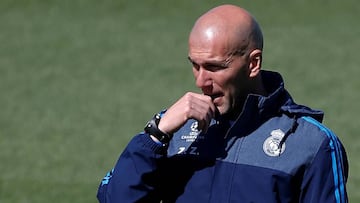 Zidane, pensativo en un entrenamiento.