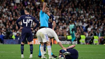 Daniele Orsato muestra la amarilla a Carvajal en el partido de la Champions ante el City del pasado año en el Bernabéu.
