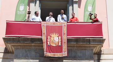 Los dos futbolistas saludaron a los vecinos de Boadilla del Monte, que acudieron al homenaje, desde el balcón del Palacio del Infante Don Luis en Boadilla del Monte.

