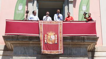 Los dos futbolistas saludaron a los vecinos de Boadilla del Monte, que acudieron al homenaje, desde el balcn del Palacio del Infante Don Luis en Boadilla del Monte.

