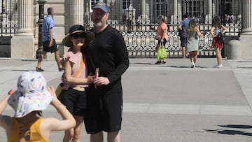 Turistas haciéndose una foto en el Palacio Real de Madrid.