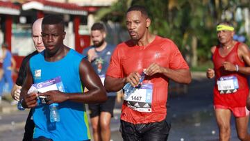 HAB101. LA HABANA (CUBA), 18/11/2018.- El actor estadounidense Will Smith (c) participa en la carrera popular "Marabana" hoy, domingo 18 de noviembre de 2018, en La Habana (Cuba). El popular maratón tiene lugar todos los años para homenajear a La Habana en el día de su fundación como villa colonial, el 16 de noviembre de 1519. EFE/Yander Zamora
