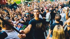 Cristiano recibe un baño de masas en su visita a Shanghái