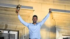 El tenista serbio Novak Djokovic levanta el trofeo de campeón de Wimbledon durante el recibimiento que tuvo en Belgrado.