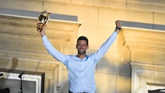 El tenista serbio Novak Djokovic levanta el trofeo de campeón de Wimbledon durante el recibimiento que tuvo en Belgrado.