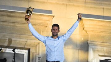 El tenista serbio Novak Djokovic levanta el trofeo de campeón de Wimbledon durante el recibimiento que tuvo en Belgrado.