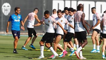 La plantilla se ejercita en la Ciudad Deportiva de Paterna.