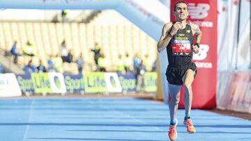 Jesús España termina el maratón de Sevilla
