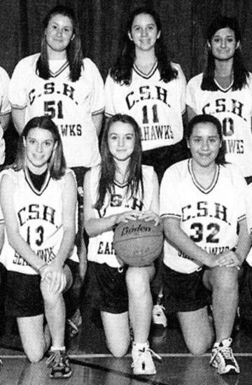 Una sonriente Linday Lohan (en el centro con el balón) posa con sus compañeras en Long Island High School.