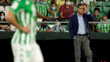 Míchel se lamente durente el partido contra el Betis.