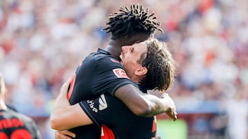 Leverkusen (Germany), 02/09/2023.- Leverkusen's Jonas Hofmann (R) celebrates with Edmond Tapsoba after scoring the team's fourth goal in the German Bundesliga soccer match between Bayer Leverkusen and SV Darmstadt 98 in Leverkusen, Germany, 02 September 2023. (Alemania) EFE/EPA/Ronald Wittek CONDITIONS - ATTENTION: The DFL regulations prohibit any use of photographs as image sequences and/or quasi-video.
