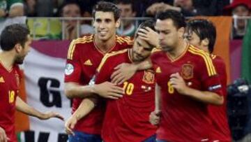 Los jugadores de la selección española felicitan a Cesc Fábregas tras marcar el cuarto gol ante Irlanda.