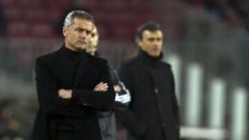 El entrenador del Elche, Fran Escribá, durante el partido de ida de los octavos de final de la Copa del Rey ante el FC Barcelona que disputan esta noche en el Camp Nou.