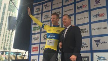 Ed Clancy posa con el jersey de líder tras la disputa del prólogo del Herald Sun Tour.