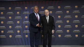 Jordi Pujol recibe la insignia de oro y brillantes del Barcelona por sus 75 años de socio