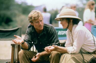 Los actores estadounidenses Robert Redford y Meryl Streep en el rodaje de Memorias de África, basada en el libro de Karen Blixen y Judith Thurman, y dirigida por Sydney PollacK en 1985. 