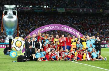 España ganó 4-0 a Italia en Kiev, conquistó su tercera Eurocopa de la historia y se convirtió en leyenda al ganar dos Eurocopas y un Mundial de manera consecutiva.