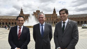Los presidentes Del Nido Carrasco y Haro, con el alcalde de Sevilla, José Luis Sanz.