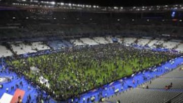 Los aficionados fueron obligados a refugiarse en el campo del Stade de France al t¨¦rmino del amistoso entre Francia y Alemania por temor a un ataque terrorista durante el 13 de noviembre de 2015.