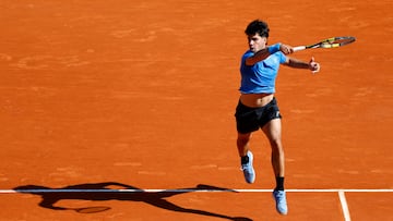 ROQUEBRUNE CAP MARTIN (France), 09/04/2026.- Carlos Alcaraz of Spain in action during his match against Tomas Martin Etcheverry of Argentina at the ATP Monte Carlo Masters tennis tournament in Roquebrune Cap Martin, France, 09 April 2026. (Tenis, Francia, España) EFE/EPA/SEBASTIEN NOGIER