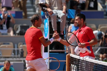 Nadal felicita a Djokovic en la red.