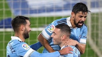 Nolito y Brais M&eacute;ndez felicitan a Iago Aspas tras el tanto marcado de penalti por el delantero del Celta ante el C&aacute;diz.