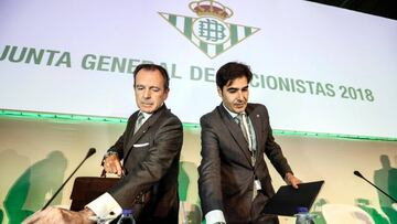 El presidente del Real Betis Balompié, Ángel Haro, y el consejero Ernesto Sanguino, durante la Junta General de Accionistas 2018.
