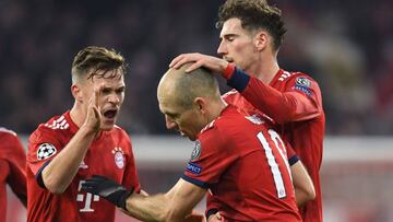 Bayern Munich's Dutch midfielder Arjen Robben (C) celebrates scoring the 2-0 goal with his teammates German midfielder Joshua Kimmich (L) and German midfielder Leon Goretzka (R) during the UEFA Champions League Group E football match Bayern Munich vs