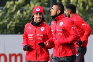 Jorge Valdivia y Arturo Vidal bromean en la práctica del sábado de la Roja.