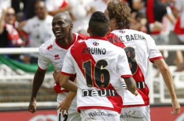 El delantero francés del Rayo Vallecano, Gaël Kakuta (i), celebra su gol marcado al Elche, durante el partido de la tercera jornada de Liga de Primera División