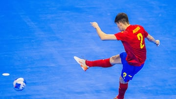 Antonio golpea el balón en un partido con la Selección Española de fútbol sala.