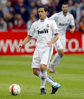 Visti車 la camiseta del Real Madrid de 2007 a 2011 y no ser赤a hasta 2012 cuando recal車 en el club valenciano.