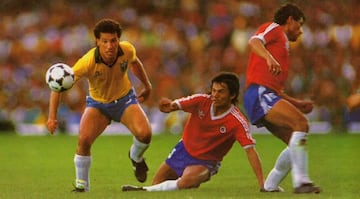 El 3 de septiembre de 1989 la selección chilena se retiró del estadio Maracaná, en el partido ante Brasil. Roberto Rojas se autoinfirió una herida aprovechando la caída de una bengala. El arquero fue suspendido de por vida. Chile fue castigado y no pudo participar en la Copa del Mundo Estados Unidos 1994.