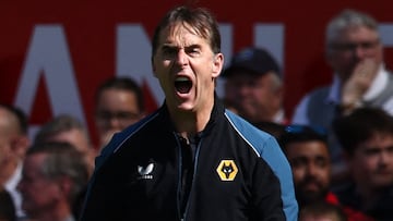 Julen Lopetegui, entrenador del Wolverhampton, da instrucciones durante un partido.