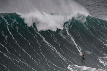 Nic Von Rupp durante el Tudor Nazaré Big Wave Challenge 2024 que se desarrolla estos días entre olas épicas de 10 a 12 metros en la mundialmente famosa Praia do Norte en Nazaré, Portugal.