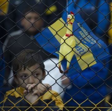 Boca ganó con goles de Pavón y Pezzella en contra, el primero de los tres superclásicos de Argentina.