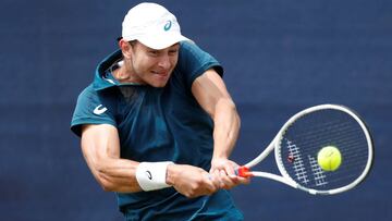 Brayden Schnur devuelve una bola durante un partido.