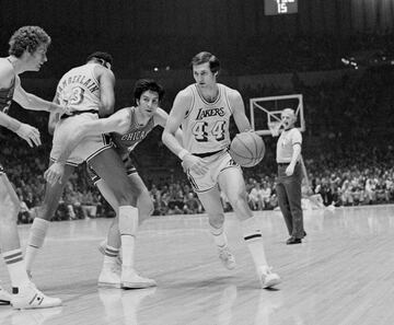 La NBA es una de las competiciones más igualadas del mundo. El alto nivel de todos los equipos sumado a un calendario muy exigente hace que sea muy difícil encadenar largas rachas de triunfos. Las hay, pero nadie de momento ha podido superar a la que establecieron Los Angeles Lakers en la temporada 1971-72. En esa campaña, en la que Jerry West y Wilt Chamberlain lideraban a los de púrpura y oro, los angelinos sumaron 33 victorias consecutivas. Fueron los Milwaukee Bucks, el 9 de enero de 1972, los que terminaron con ella.