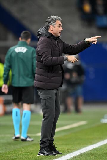 Marino Pusic, entrendor del Shakhtar, dando instrucciones en la banda.