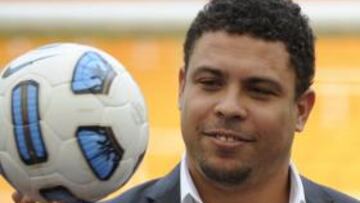 Ronaldo con el balón de Nike.