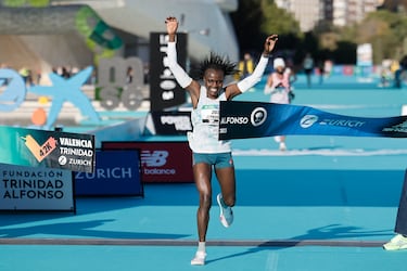  La corredora keniata Janeth Jepkosgei cruza la línea de meta para ganar la 45ª edición del Maratón de Valencia Trinidad Alfonso Zurich.