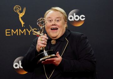 FILE PHOTO: Actor Louie Anderson poses backstage with his award for Best Supporting Actor in a Comedy Series for his role on the FX series "Baskets" at the 68th Primetime Emmy Awards in Los Angeles, California U.S., September 18, 2016.  REUTERS/Mario Anzuon/File Photo