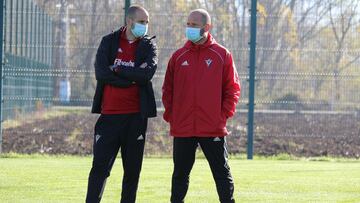 José Alberto, junto al segundo entrenador rojillo.