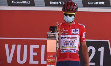El líder de la clasificación Rein Taaramae chequea su temperatura antes del inicio de la quinta etapa. 