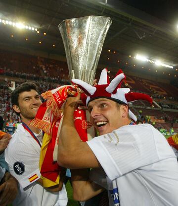 10 de mayo de 2006, final de la Copa de la UEFA entre el Sevilla y el Middlesbrough disputada en Eindhoven. En la imagen, Kepa con la Copa.